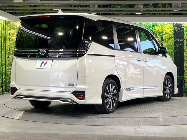VOXY HYBRID