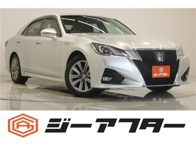 CROWN sedan hybrid