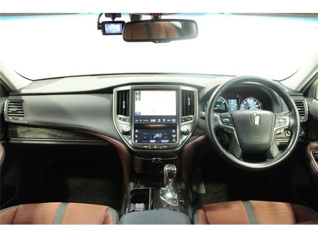 CROWN sedan hybrid