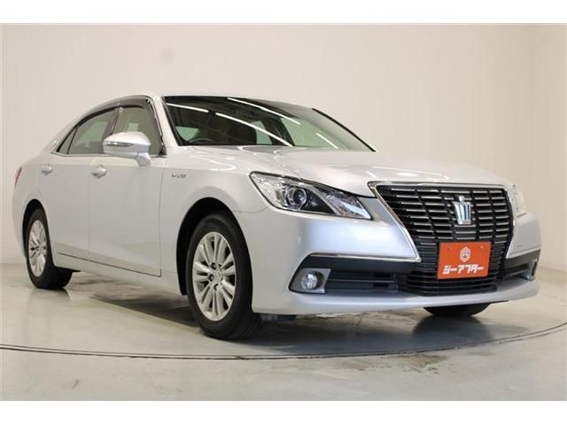 CROWN sedan hybrid