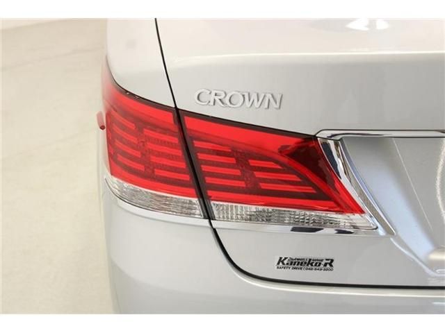 CROWN sedan hybrid
