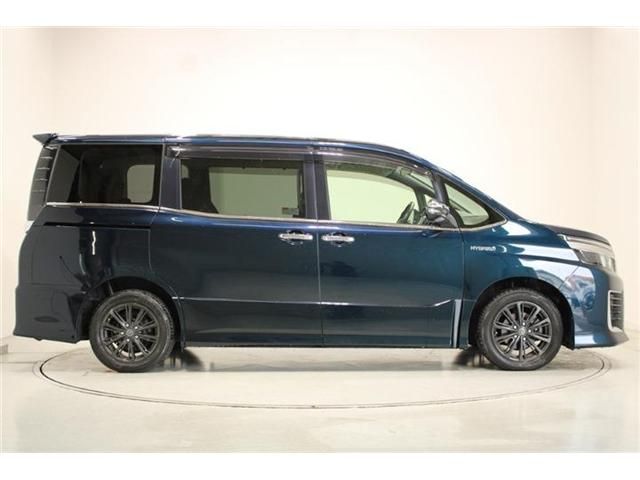 VOXY HYBRID