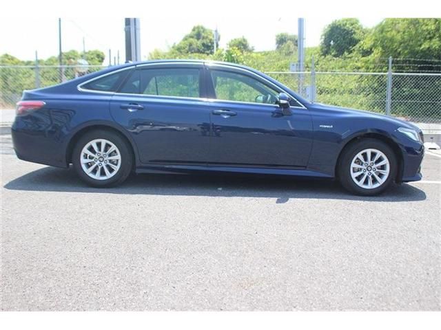 CROWN sedan hybrid
