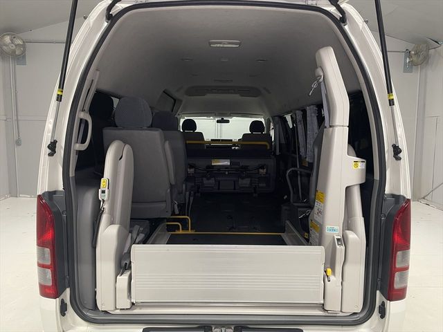 HIACE COMMUTER