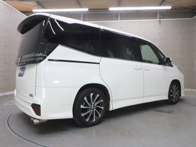 VOXY HYBRID