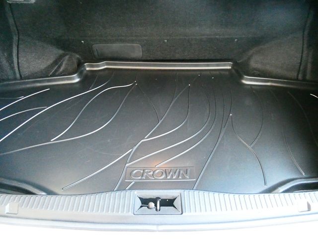 CROWN sedan hybrid