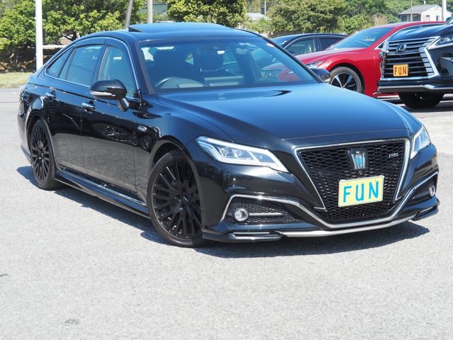 CROWN sedan hybrid
