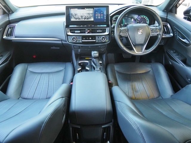 CROWN sedan hybrid