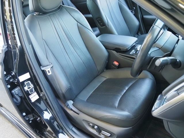 CROWN sedan hybrid