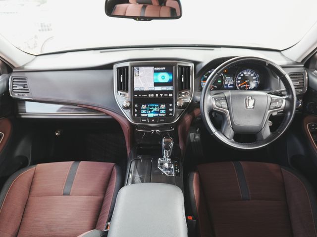 CROWN sedan hybrid