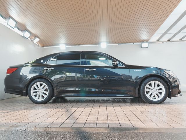 CROWN sedan hybrid