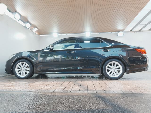 CROWN sedan hybrid