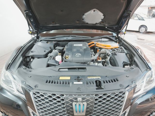 CROWN sedan hybrid