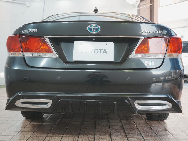 CROWN sedan hybrid