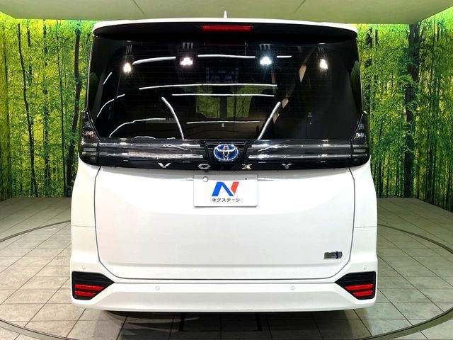 VOXY HYBRID