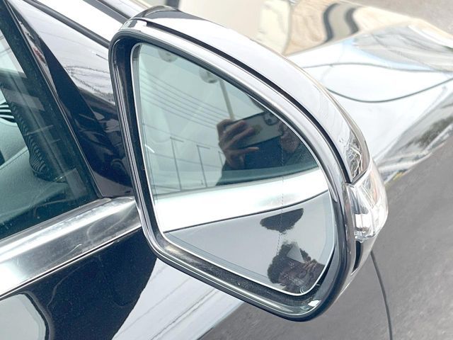 MERCEDES BENZ E-Class sedan