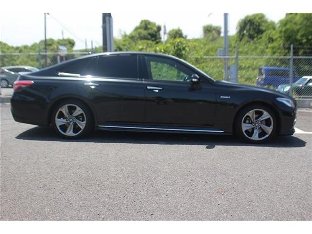 CROWN sedan hybrid