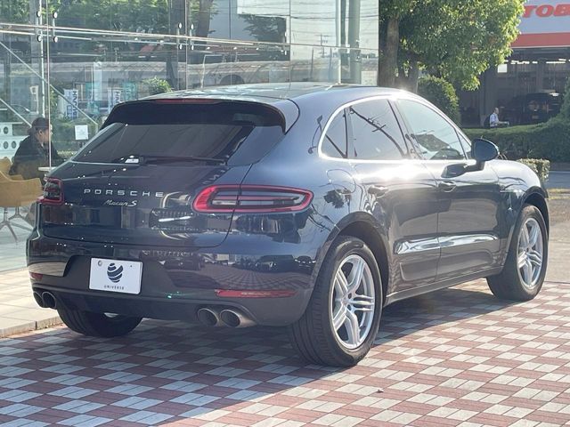 PORSCHE Macan