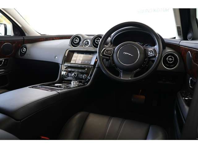 JAGUAR XJseries sedan