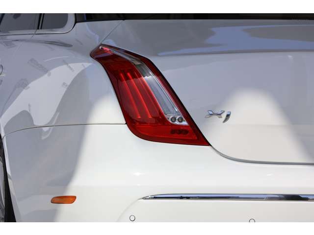 JAGUAR XJseries sedan