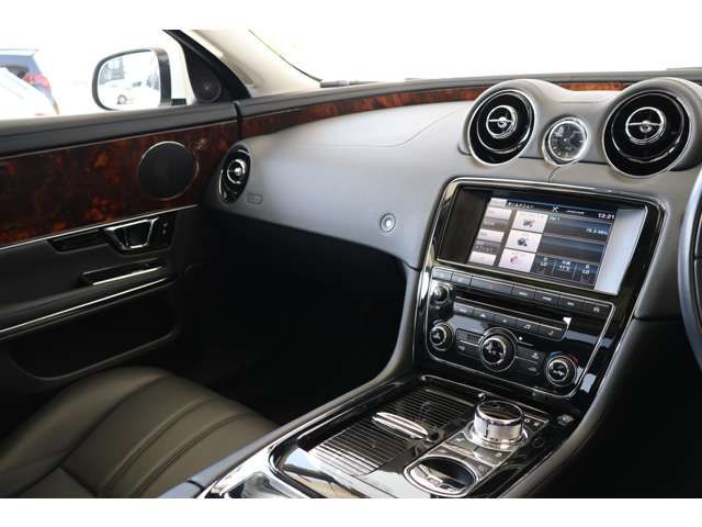 JAGUAR XJseries sedan