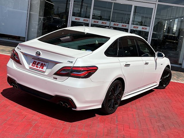 CROWN sedan hybrid