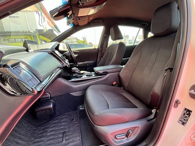 CROWN sedan hybrid