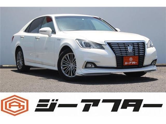 CROWN sedan hybrid