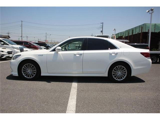 CROWN sedan hybrid