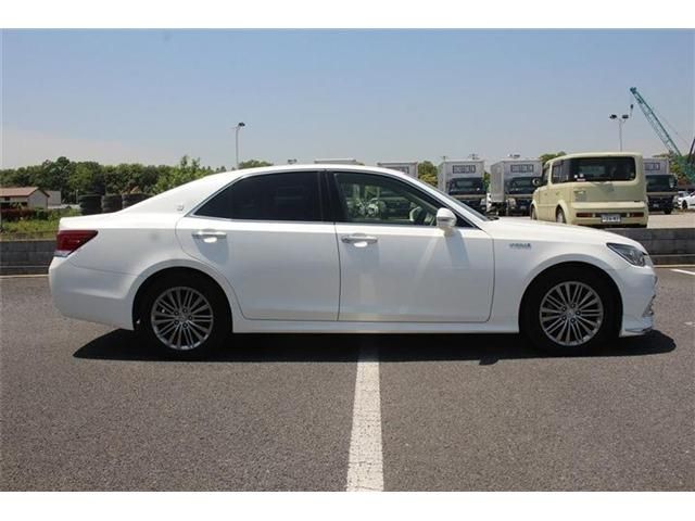 CROWN sedan hybrid