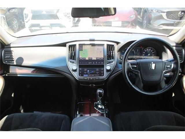 CROWN sedan hybrid