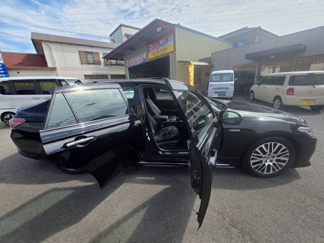 CROWN sedan hybrid