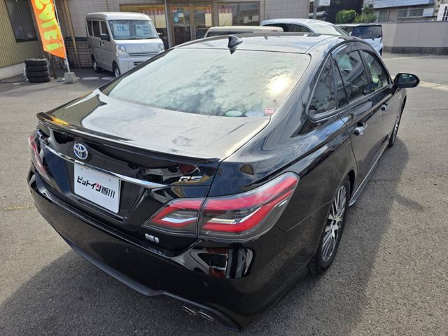 CROWN sedan hybrid