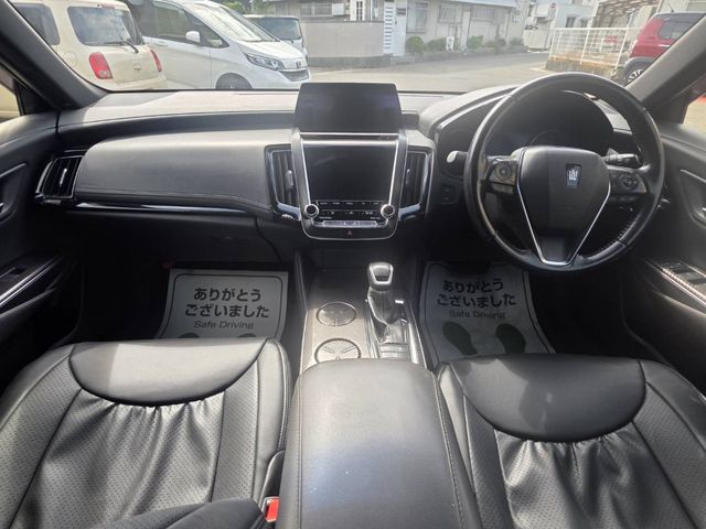 CROWN sedan hybrid