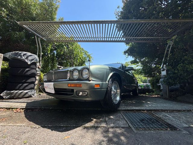 JAGUAR XJseries sedan