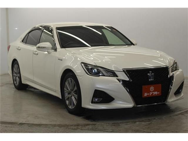 CROWN sedan hybrid