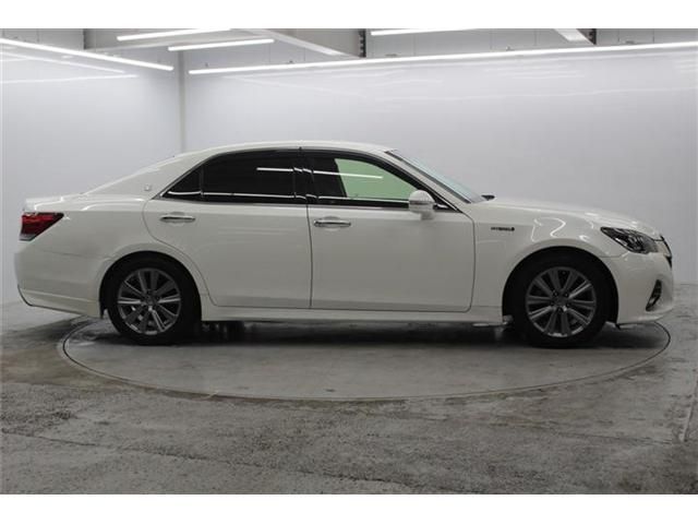 CROWN sedan hybrid