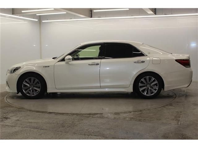 CROWN sedan hybrid