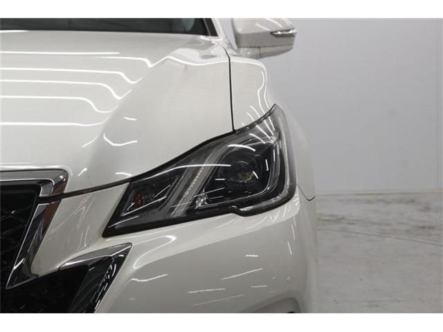 CROWN sedan hybrid
