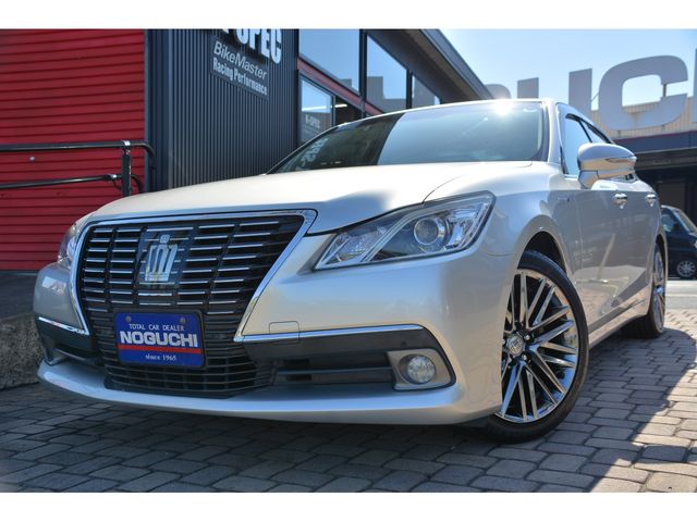 CROWN sedan hybrid