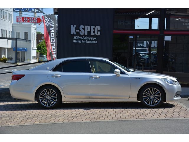 CROWN sedan hybrid