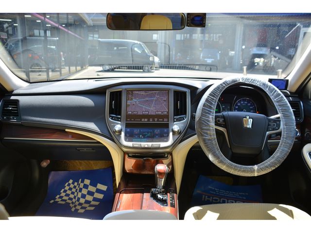 CROWN sedan hybrid
