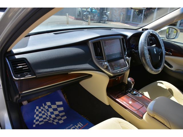 CROWN sedan hybrid