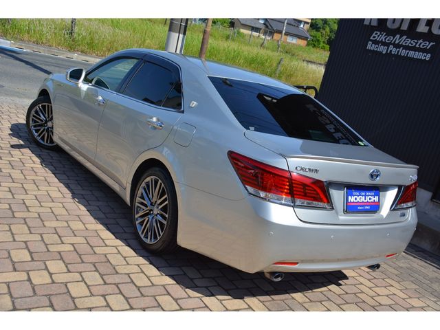 CROWN sedan hybrid
