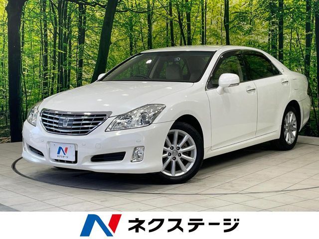 CROWN sedan