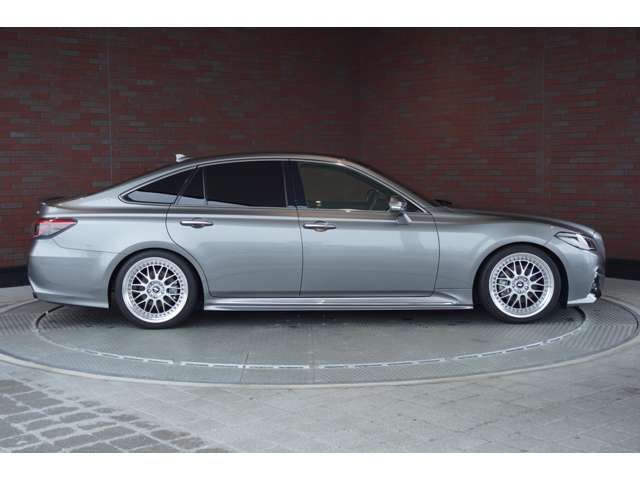 CROWN sedan hybrid