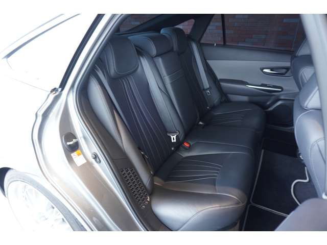 CROWN sedan hybrid
