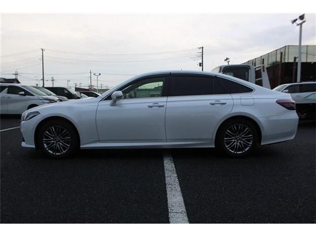 CROWN sedan hybrid