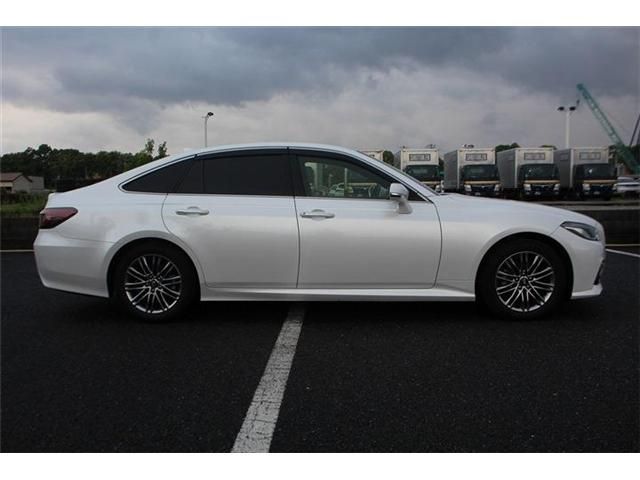 CROWN sedan hybrid