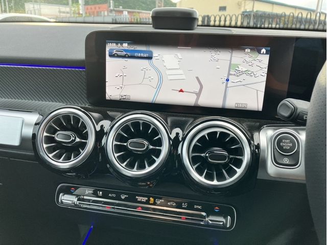 MERCEDES BENZ GLB